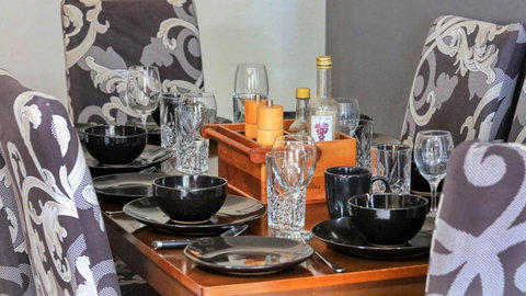 Fossickers Den Dugout Accommodation - Travel Agents 4