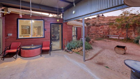 Fossickers Den Dugout Accommodation - Travel Agents 1