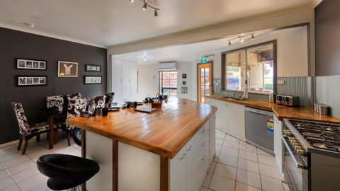 Fossickers Den Dugout Accommodation - Travel Agents 2