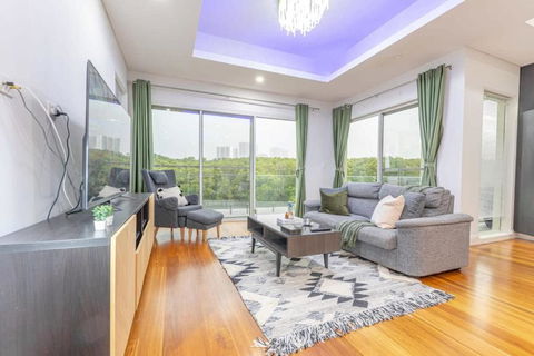Glamorous 5BD House W Water View In Melrose Park - Cruises Travel 0