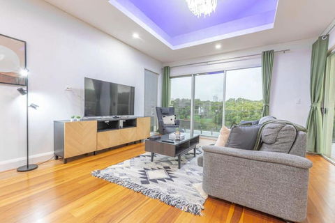 Glamorous 5BD House W Water View In Melrose Park - Cruises Travel 1