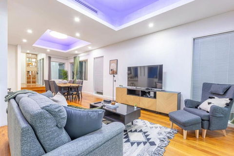 Glamorous 5BD House W Water View In Melrose Park - Cruises Travel 2