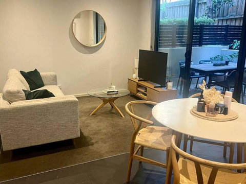Glen Iris Gem - Modern Apartment With Car Park - Tourism Guide 3