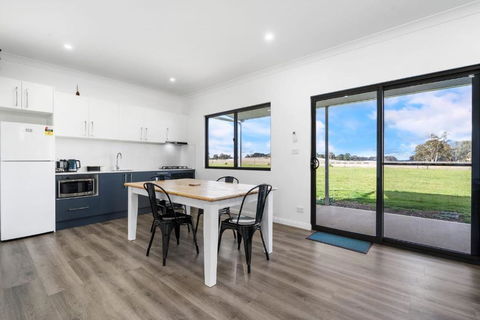 Glenowrie Cottage - 1 King 2 Singles Near Cadia - Travel Search 4