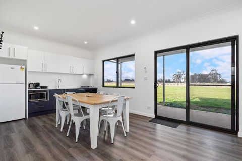 Glenowrie Cottage - 2 King Beds - Close To Cadia - Travel Search 0
