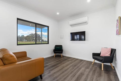 Glenowrie Cottage - 2 King Beds - Close To Cadia - Travel Search 3