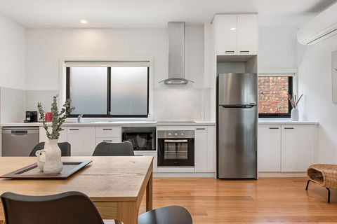 Gorgeous 3-Bed House With Spacious Shared Backyard - Travel Agents 2