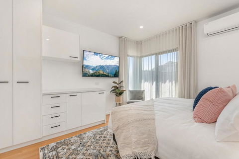 Gorgeous 3-Bed House With Spacious Shared Backyard - Travel Agents 3