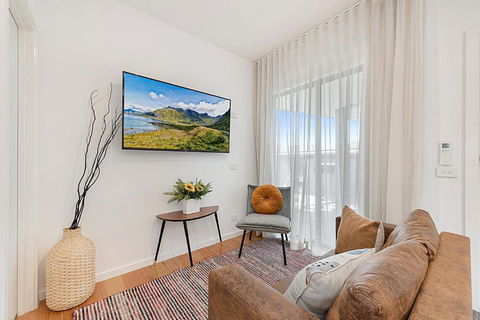 Gorgeous 3-Bed House With Spacious Shared Backyard - Travel Agents 0