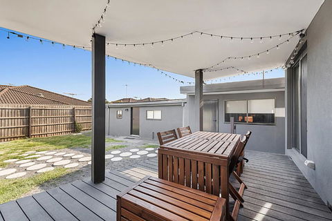 Gorgeous 3-Bed House With Spacious Shared Backyard - Travel Agents 4