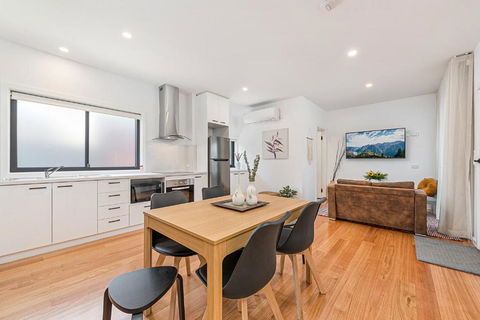Gorgeous 3-Bed House With Spacious Shared Backyard - Travel Agents 1