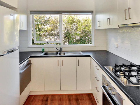 Glen Iris, Quiet Boutique 2 Bedroom Netflix, WIFI, Parking, Free Wine - Tourism Guide 4