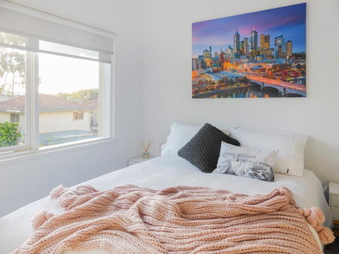 Glen Iris, Quiet Boutique 2 Bedroom Netflix, WIFI, Parking, Free Wine - Tourism Guide 3