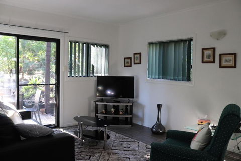 GREEN TREES CHALET Australia Zoo Close By - Travel Search 3