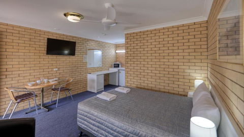 Gunsynd Motor Inn - Tourism Guide 3