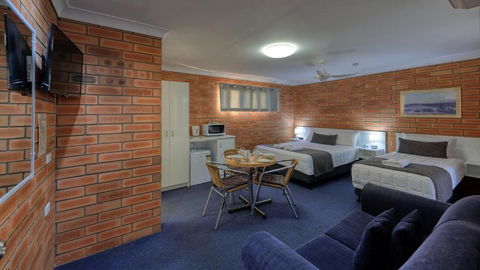 Gunsynd Motor Inn - Tourism Guide 0