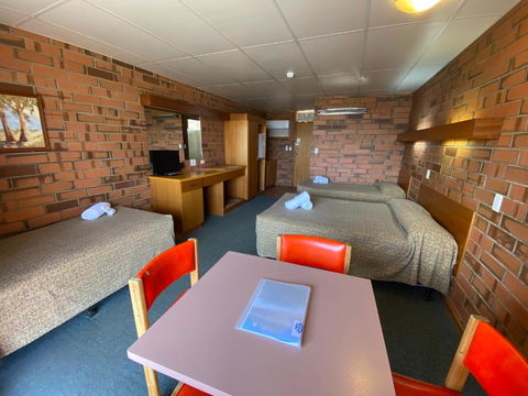 Hawker Hotel Motel - Travel Search 0