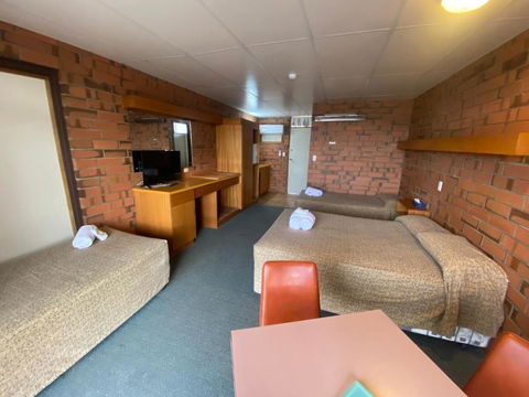 Hawker Hotel Motel - Travel Search 1