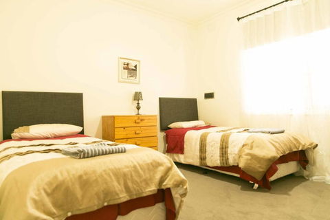 Hawthorn Holiday House - Travel Search 3
