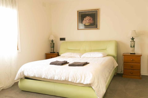 Hawthorn Holiday House - Travel Search 1