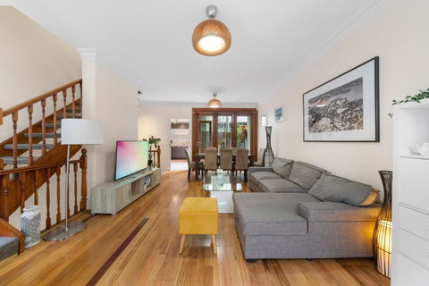 Ideally Located 3 BR With Parking & Central & Darling Harbour-10 Mins Walk - Cruises Travel 0
