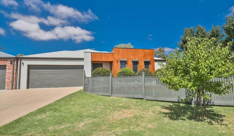 Indulge Luxury Homes - Dockside Marina - Tourism Guide 1