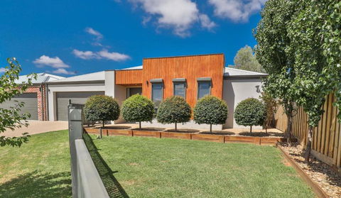 Indulge Luxury Homes - Dockside Marina - Tourism Guide 0