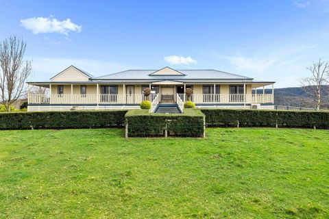 IRONBARK FARM Farmhouse On 52 Acres In The Scenic Yarra Valley - Cruises Travel 0