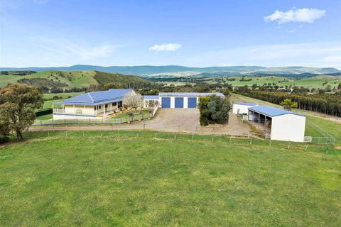 IRONBARK FARM Farmhouse On 52 Acres In The Scenic Yarra Valley - Cruises Travel 1