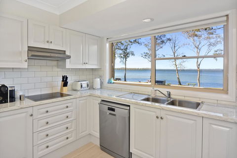 Adrift Retreat - St Georges Basin Waterfront Home - Travel Search 3