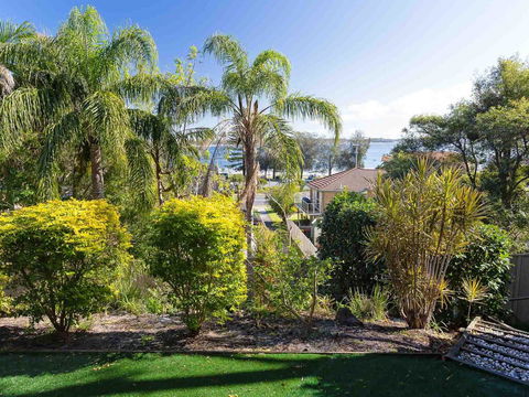 Aislinn' 3/273 Corrie Parade - Air Con, Water Views, BBQ - Cruises Travel 3