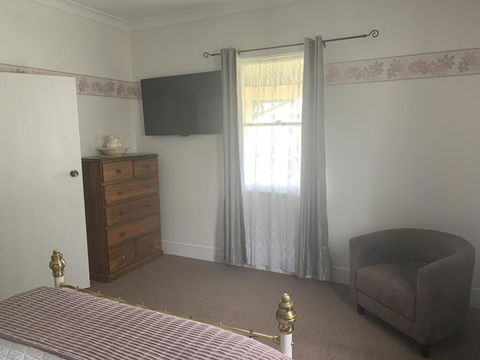 Akoonah Cottage - Tourism Guide 1