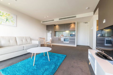 Albert Park City View Stylish 1 Bedroom Apartment - Tourism Guide 1