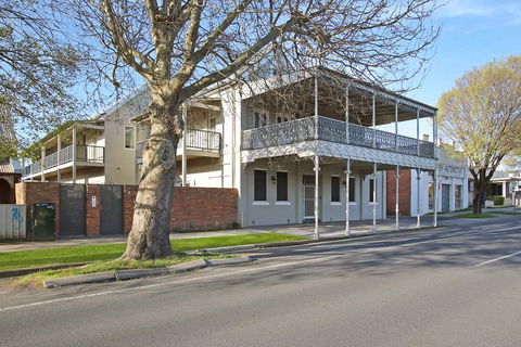Albury Suites - Waterstreet - Tourism Guide 1