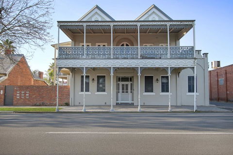 Albury Suites - Waterstreet - Tourism Guide 0