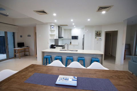 Alexandra Headland Luxury Townhouse - Tourism Guide 3