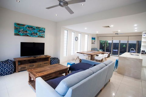 Alexandra Headland Luxury Townhouse - Tourism Guide 1