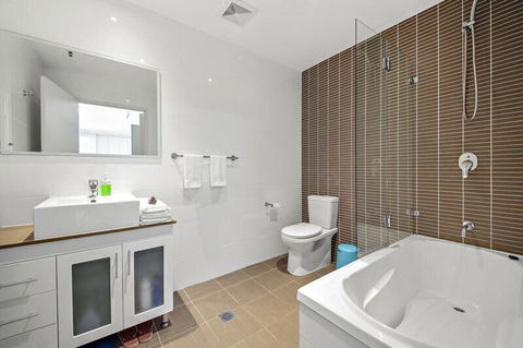 All Amenities Only Downstairs, 20 Mins To CBD - Tourism Guide 2