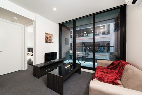 Along Melbourne's Magic Boulevard - Tourism Guide 1