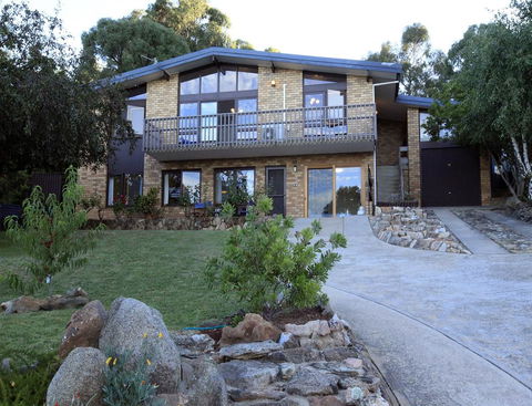 Alpine Apartment - Great Location With Views Of Lake Jindabyne - Tourism Guide 0