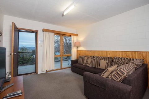 Alpine Apartment - Great Location With Views Of Lake Jindabyne - Tourism Guide 1