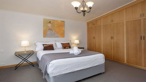 Alpine House - Views Over Lake Jindabyne And The Snowy Mountains - Tourism Guide 3