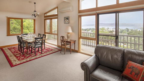 Alpine House - Views Over Lake Jindabyne And The Snowy Mountains - Tourism Guide 1