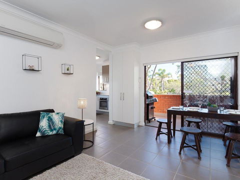 Amanda Court 2/1 Weatherly Cl - Renovated Unit With Aircon, Wifi And Close To The Beach - Cruises Travel 2