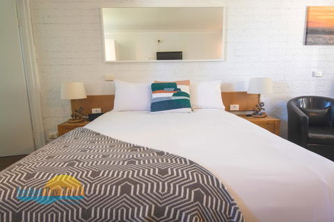 Anchor Bay Motel - Travel Search 1