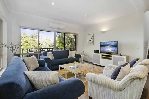 APOLLO BAY HOLIDAY HOUSE - Walk To Beach + Wifi - Travel Agents 0