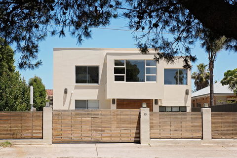 Arabella On West - Tourism Guide 0