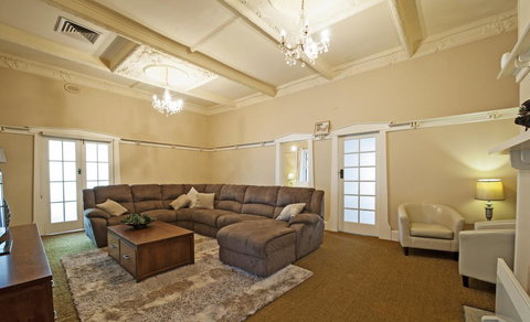 Arch On Mellool - Travel Agents 3