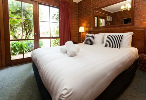 Armour Motor Inn - Tourism Guide 1