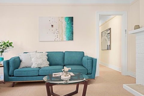 Art Deco Apartment Steps From Harbour And Beach - Travel Agents 0